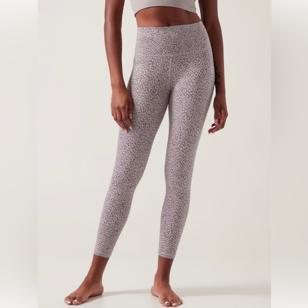 EUC Athleta Salutation Stash Pocket 7/8 Leggings